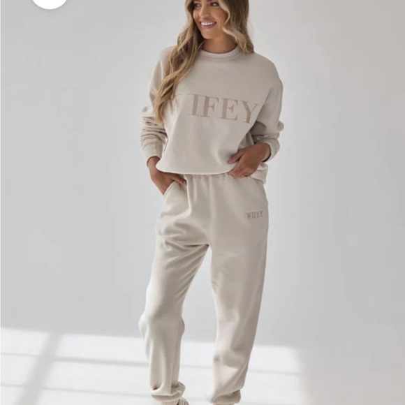 “Wifey” Sweatshirt + Sweatpants Set - Picture 1 of 3